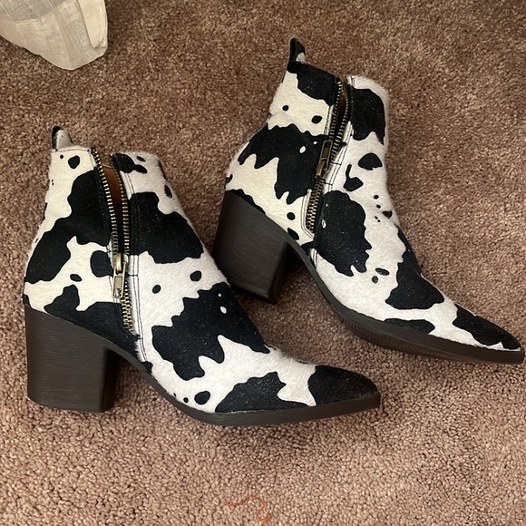 Size 6 faux cowhide ankle boots - Picture 6 of 6